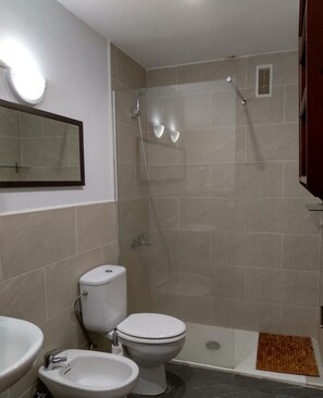 Dusche, Handtücher, Seife, Toilettenpapier