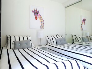 2 dormitorios, escritorio, tabla de planchar con plancha y cuna de viaje