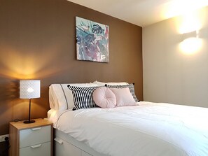 2 makuuhuonetta, työpöytä, silitysrauta/-lauta, vauvan matkasänky