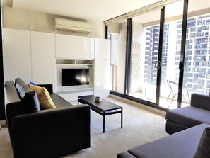 Smart TV - Great views, 2 balconies, lots of space and natural light! (Melbourne)