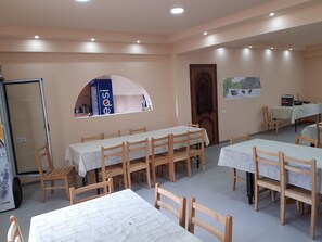 Petit déjeuner continental (10 GEL par personne)