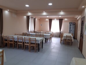 อาหารเช้าแบบคอนติเนนทัลทุกวัน (GEL 10 ต่อคน)