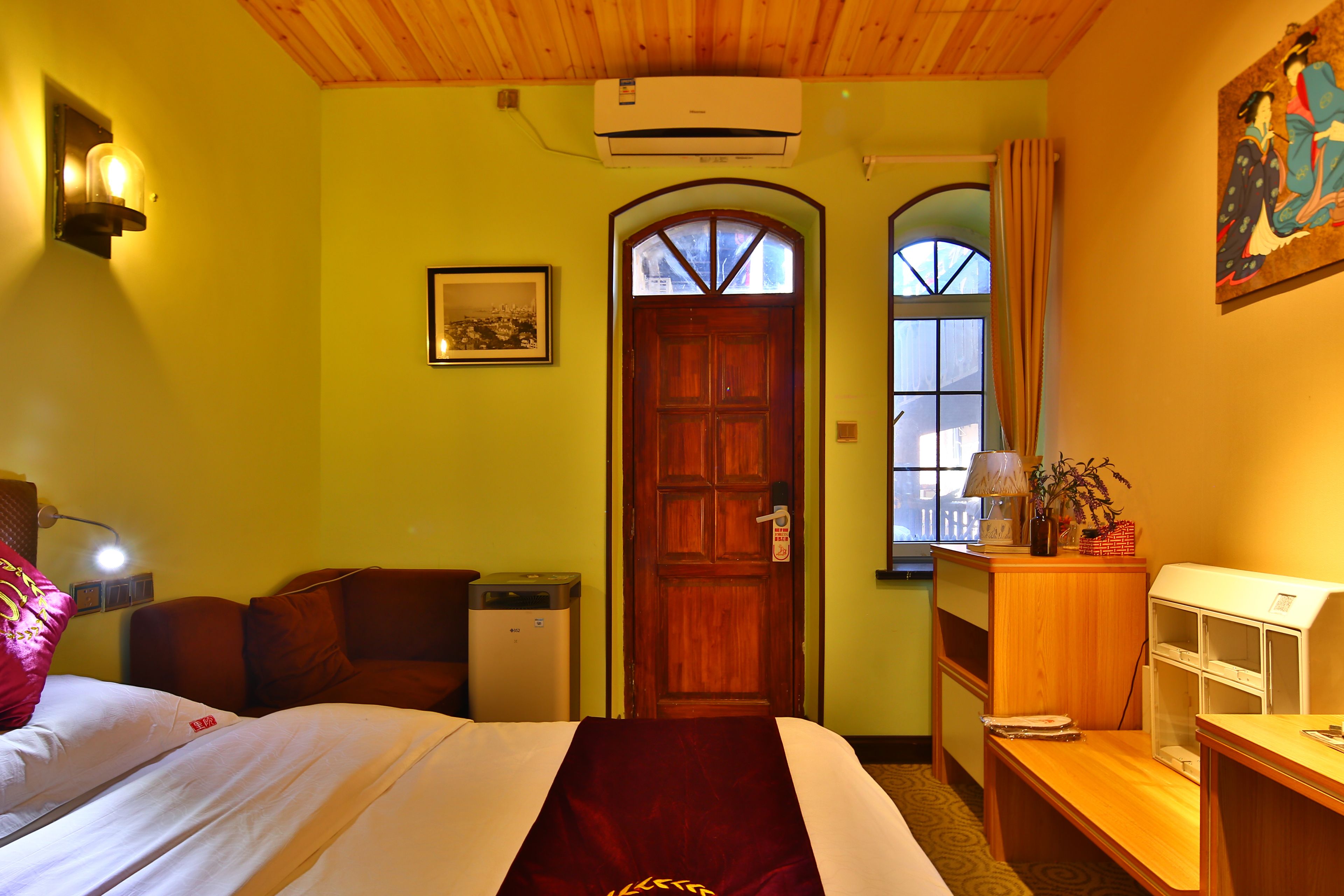 Free WiFi, bed sheets