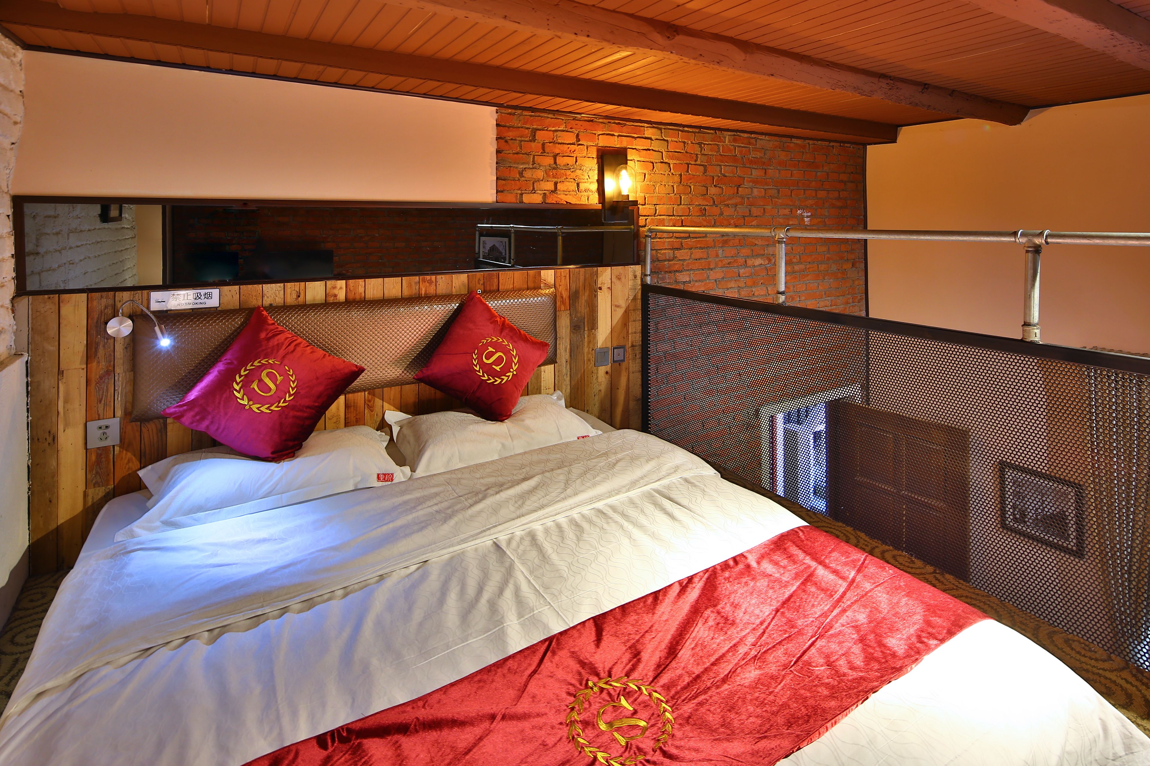 Free WiFi, bed sheets