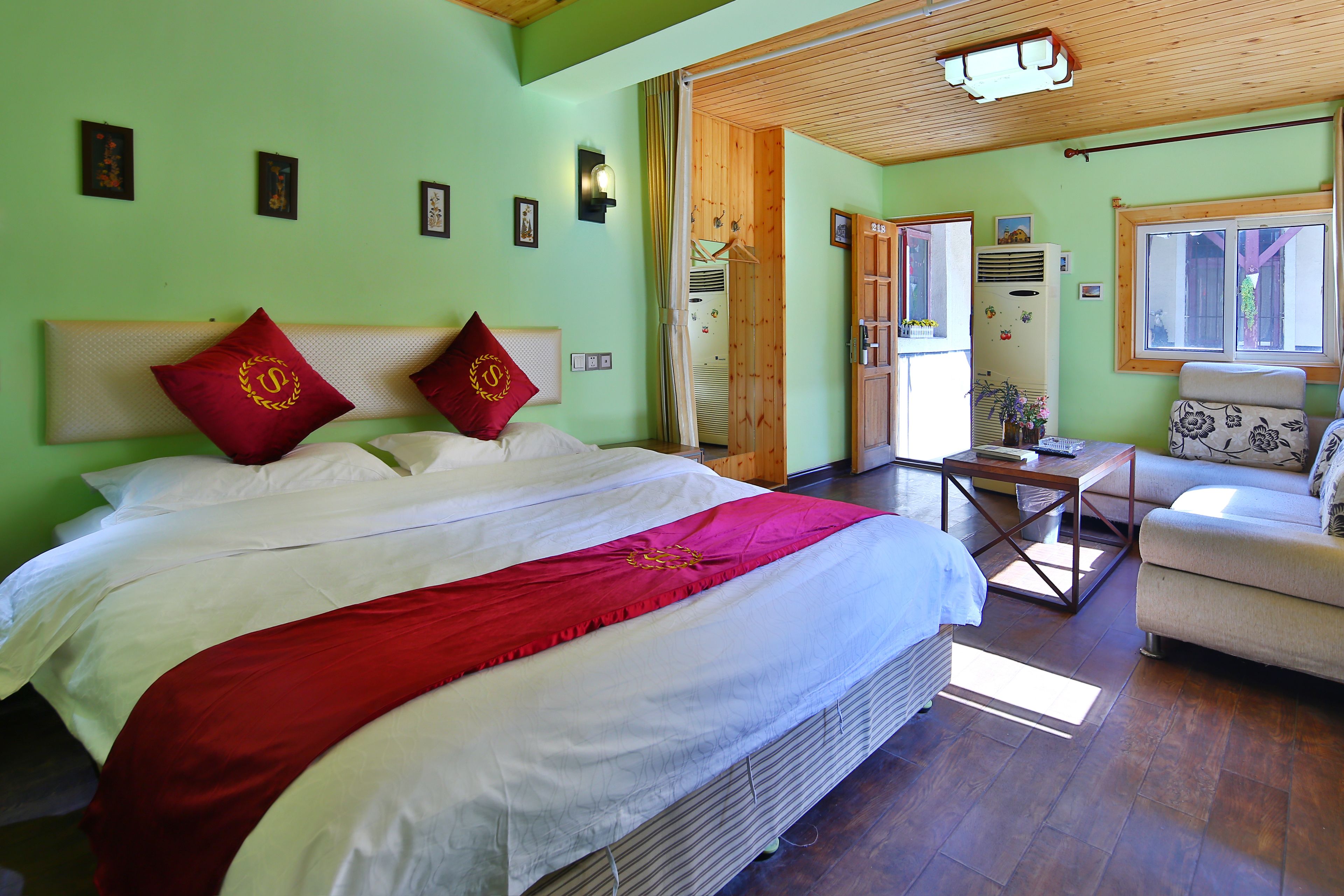 Free WiFi, bed sheets