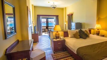 Junior studio suite, 1 kingsize bed, uitzicht op lagune | Een kluis op de kamer, een strijkplank/strijkijzer, beddengoed