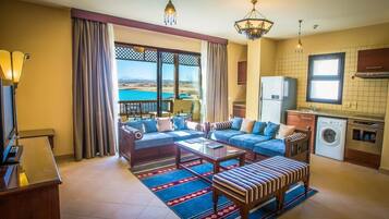 Suite superior, 3 habitaciones, vista a la alberca | Área de sala de estar | Televisión LCD