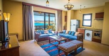 Superior-Suite, 3 Schlafzimmer, Poolblick | Wohnbereich | LCD-Fernseher