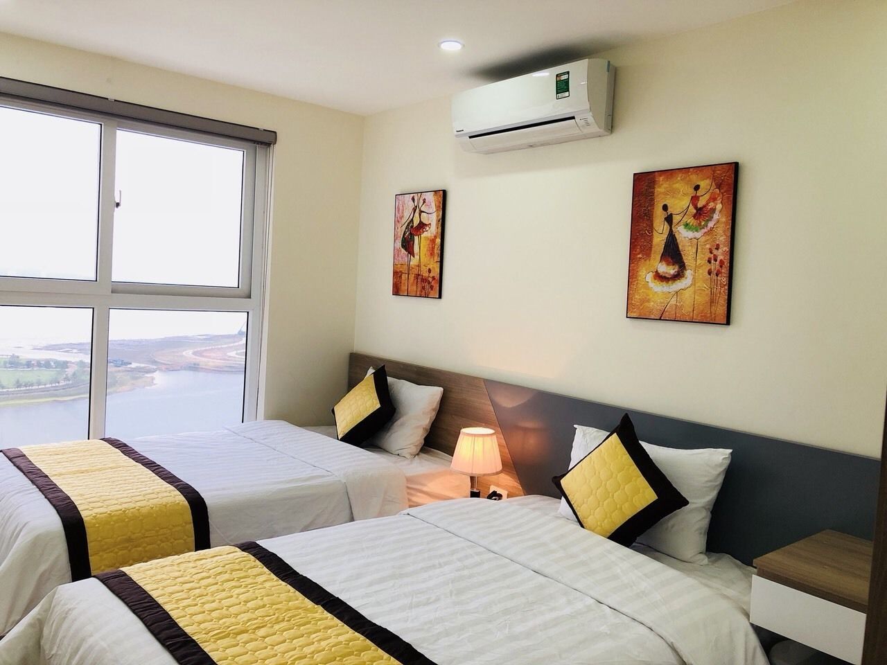 Caja de seguridad en la habitación y decoración personalizada 