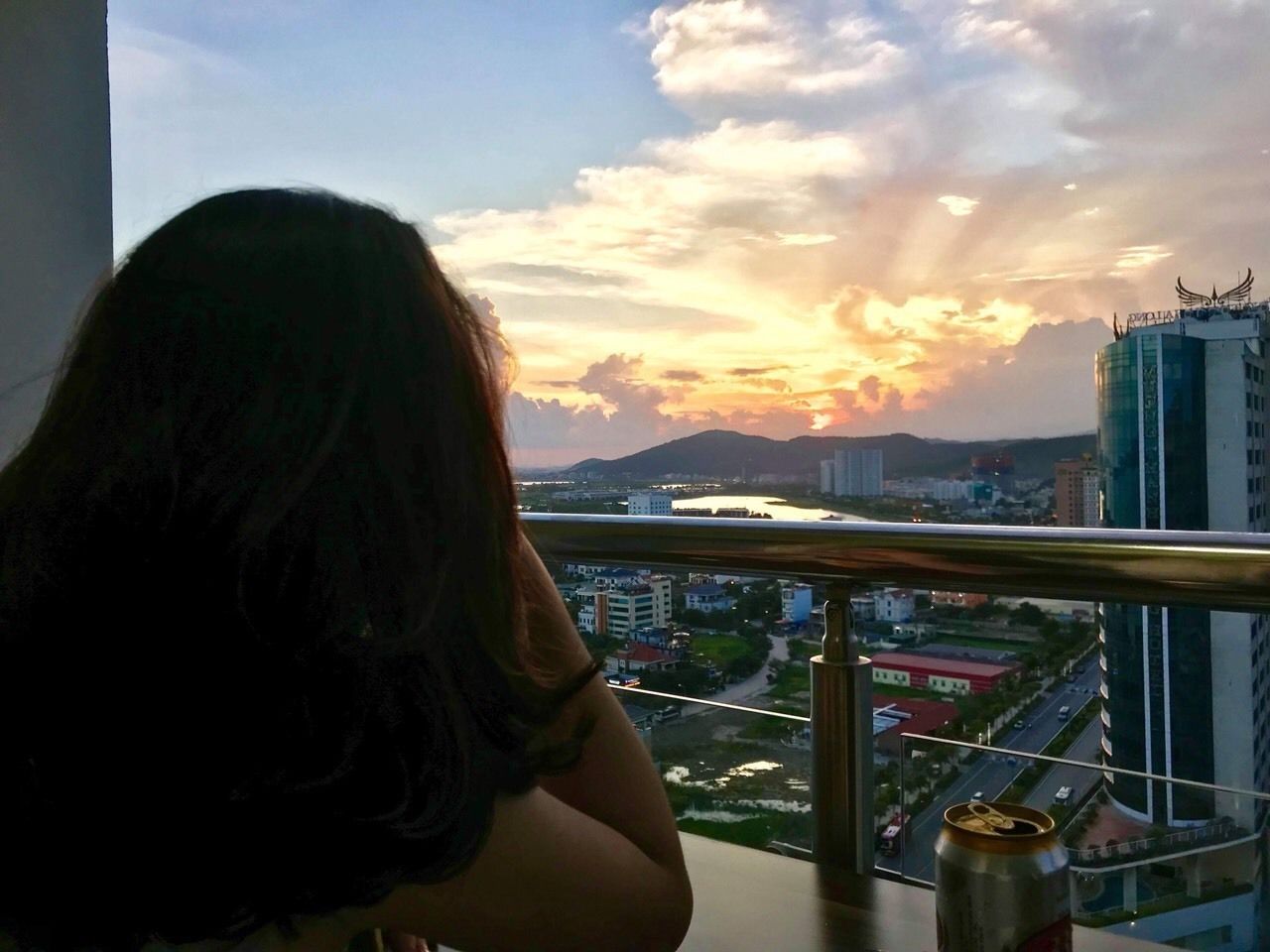 Fachada de la propiedad por la tarde o noche