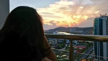 Fachada de la propiedad por la tarde o noche