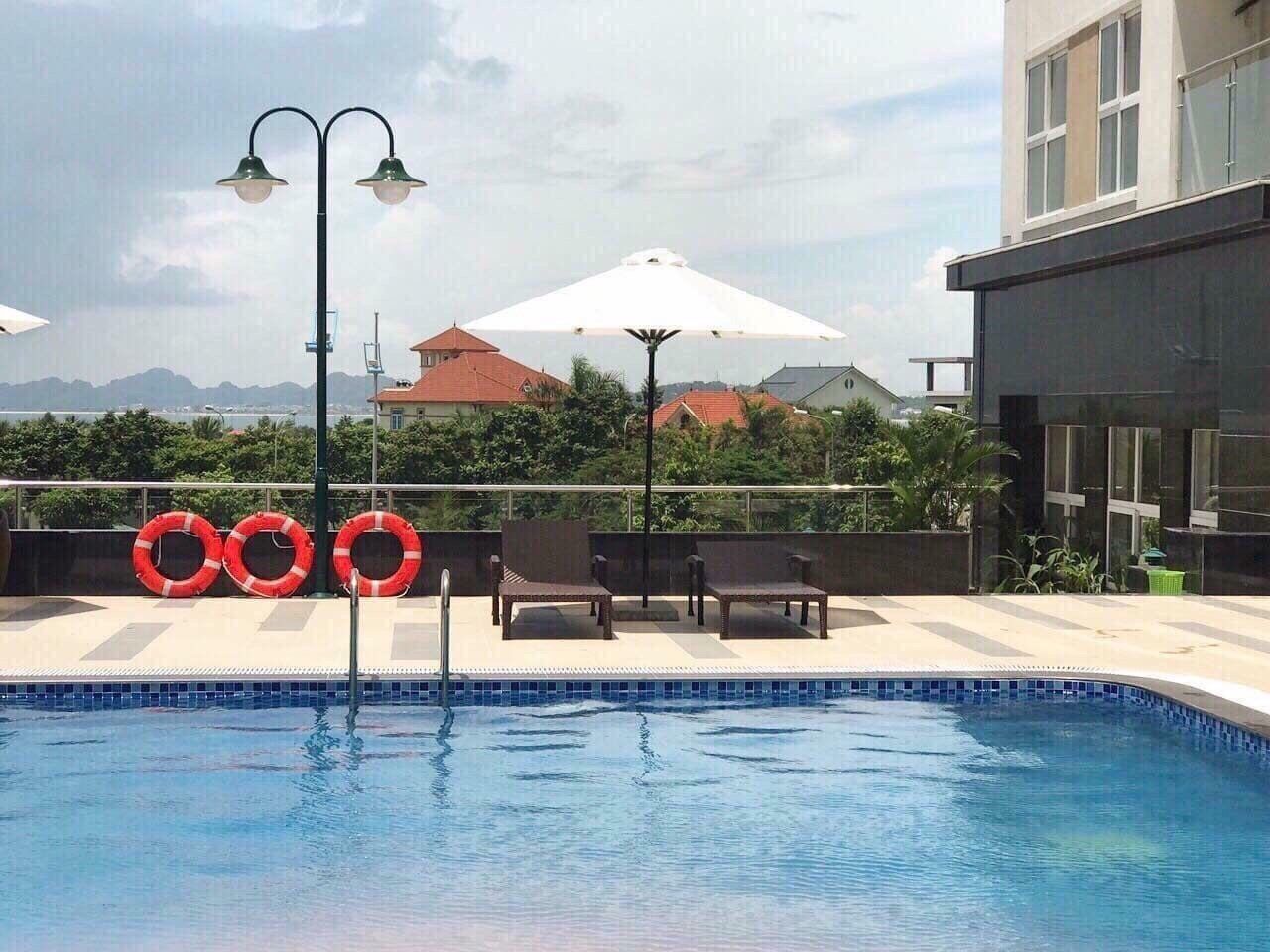 Una piscina al aire libre de temporada