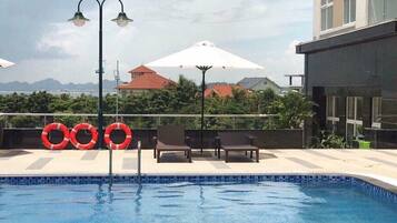 Una piscina al aire libre de temporada