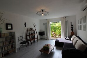 TV, books - Detached villa T4 in orchard 10 km from the sea (GHISONACCIA)