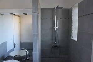 A modern bathroom with a shower, a sink, and a toilet. - Detached villa T4 in orchard 10 km from the sea (GHISONACCIA)