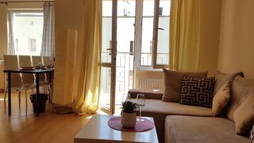 Comfort-Apartment | Wohnbereich | 32-Zoll-Flachbildfernseher mit Digitalempfang, Fernseher