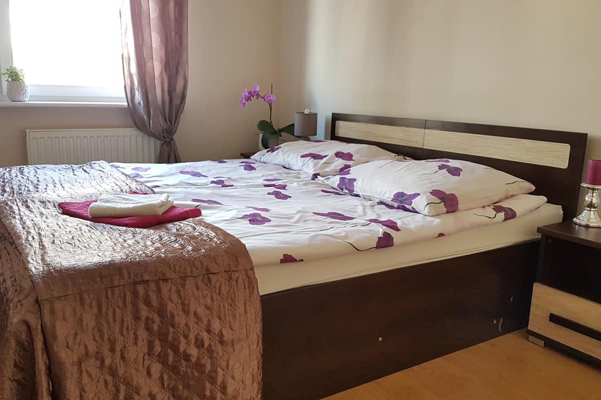 2 bedrooms, iron/ironing board, cribs/infant beds, free WiFi