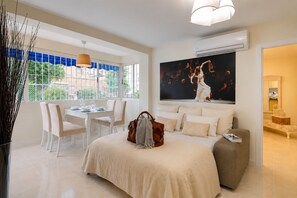 2 habitaciones, escritorio, tabla de planchar con plancha y wifi gratis 