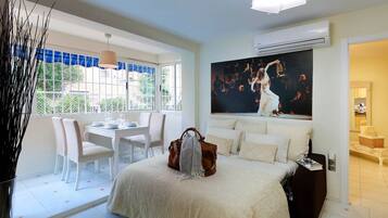 2 slaapkamers, een bureau, een strijkplank/strijkijzer, gratis wifi