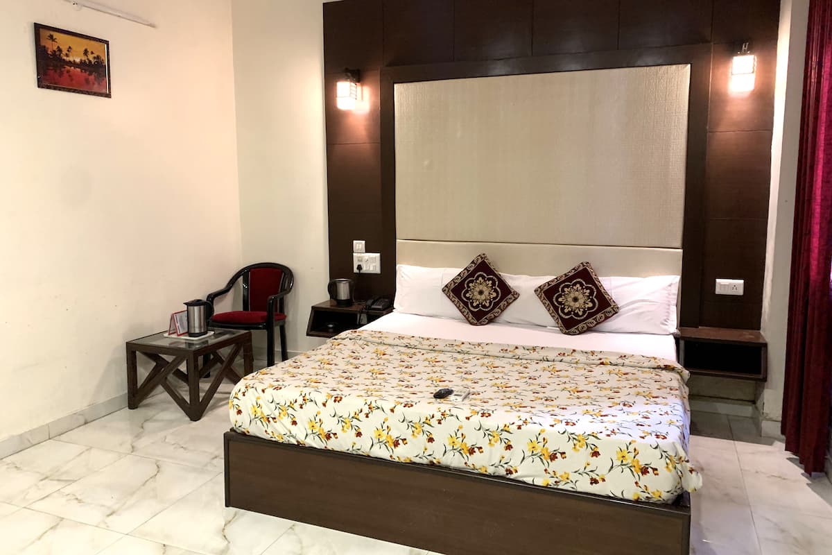 Quarto triplo superluxo | 1 quarto, cofres nos quartos, individualmente decorados, escrivaninha