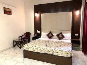 Quarto triplo superluxo | Cofres nos quartos, individualmente decorados, escrivaninha