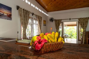 Casa familiar (Authurium) | Cocina privada | Frigorífico grande, microondas, horno y placa de cocina