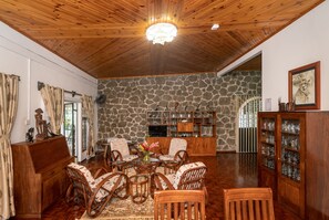 Casa familiar (Authurium) | Zona de estar | Televisión LCD de 32 pulgadas con canales por cable, una televisión