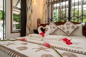 Ropa de cama de alta calidad y caja de seguridad en la habitación