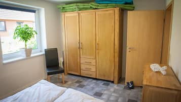 2 Schlafzimmer, Reisekinderbett, kostenloses WLAN, Bettwäsche