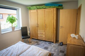 2 bedrooms, travel cot, free WiFi, bed sheets