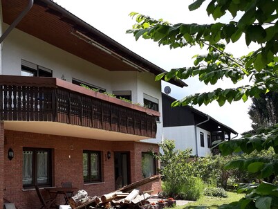 Garden view vacation apartment with garden & terrace on a hillside in Dahner Felsenland