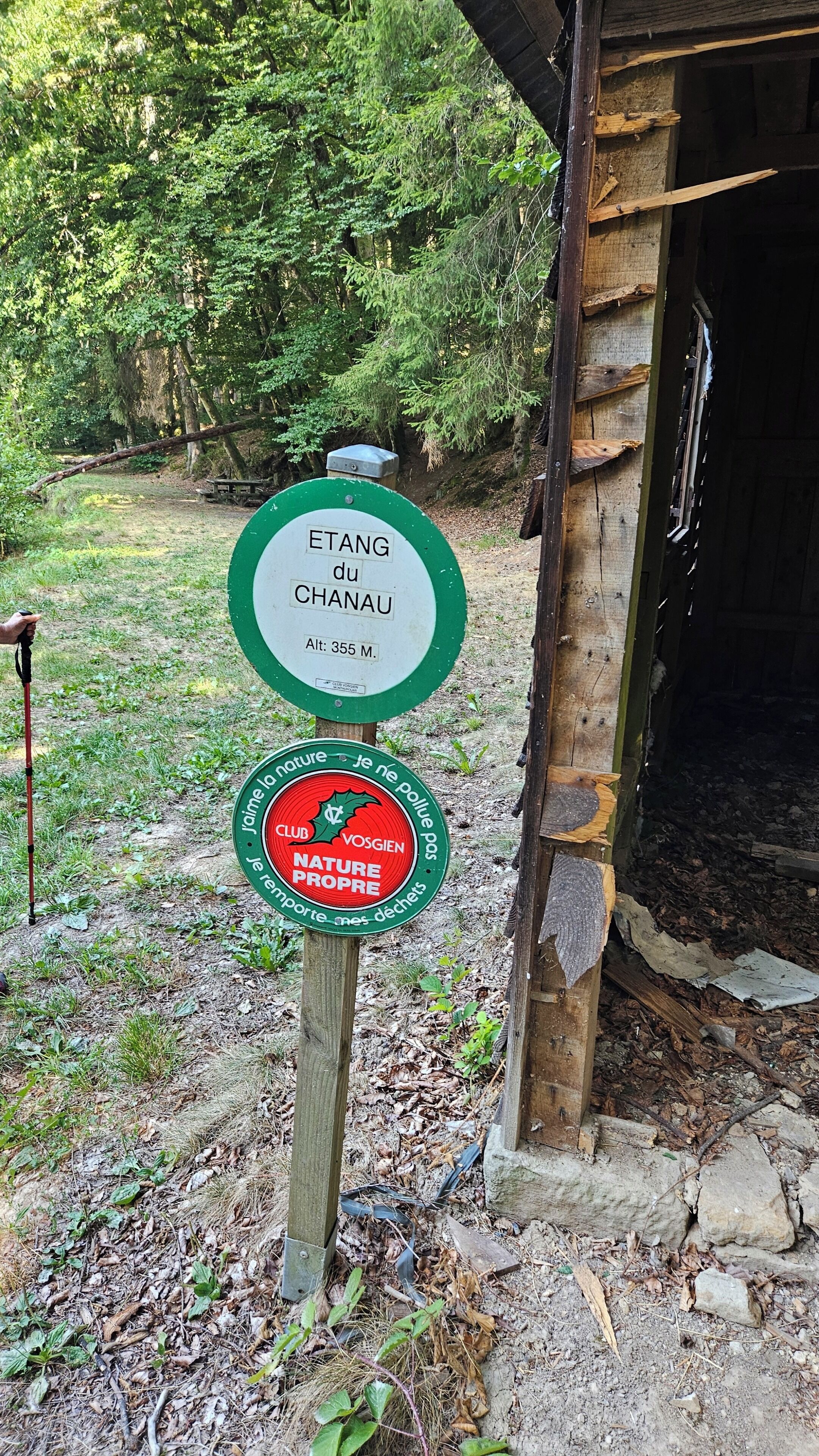 Um sinalizador com duas placas, uma indicando a altitude de Etang du Chanau e outra promovendo a proteção da natureza.
