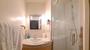 Doppia Deluxe, vista giardino | Bagno | Asciugacapelli, asciugamani