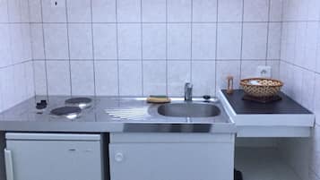 Double Room, Kitchenette | Private kitchen | Fridge, microwave, high chair