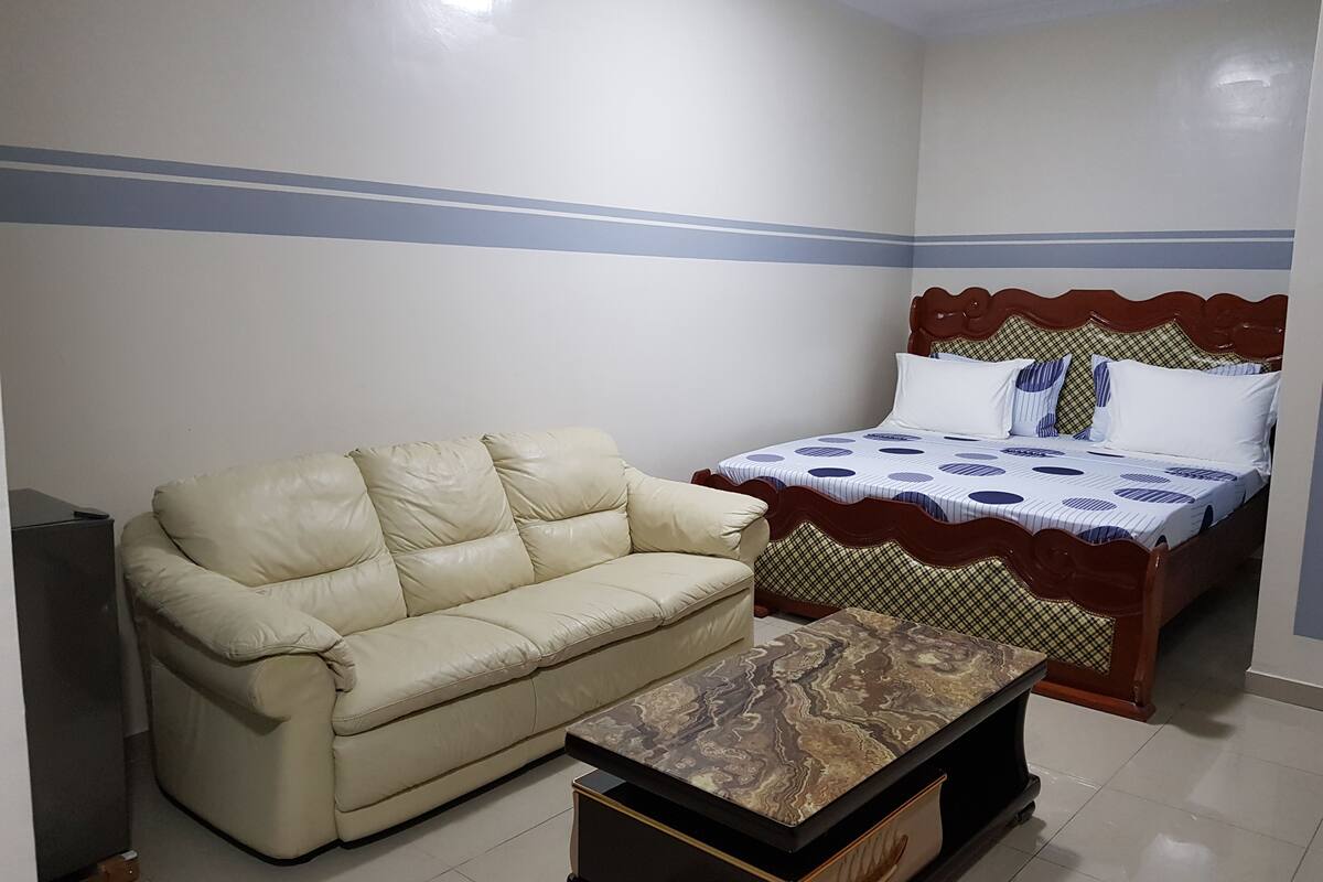 deluxe room | frette italian sheets, premium bedding, desk, laptop workspace