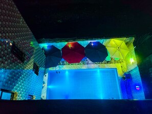 Outdoor pool, pool umbrellas - Flat Hotel Kandolo Gombe (Kinshasa)