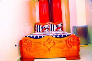 Standardzimmer, 1 Schlafzimmer, Nichtraucher, Stadtblick | Italienische Bettbezüge von Frette, hochwertige Bettwaren, Schreibtisch