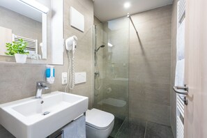 Een douche, een haardroger, handdoeken, zeep