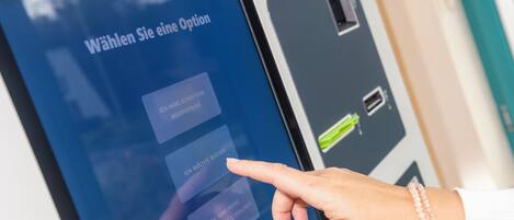 Une interface numérique offrant différentes options de services hôteliers.