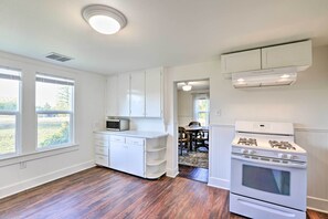 Refrigerador, microondas, placa de cocina, cafetera/tetera
