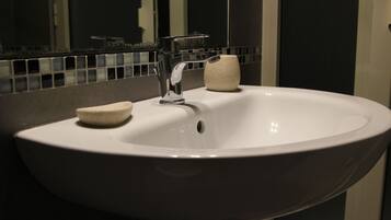 Shower, rainfall showerhead, free toiletries, hair dryer