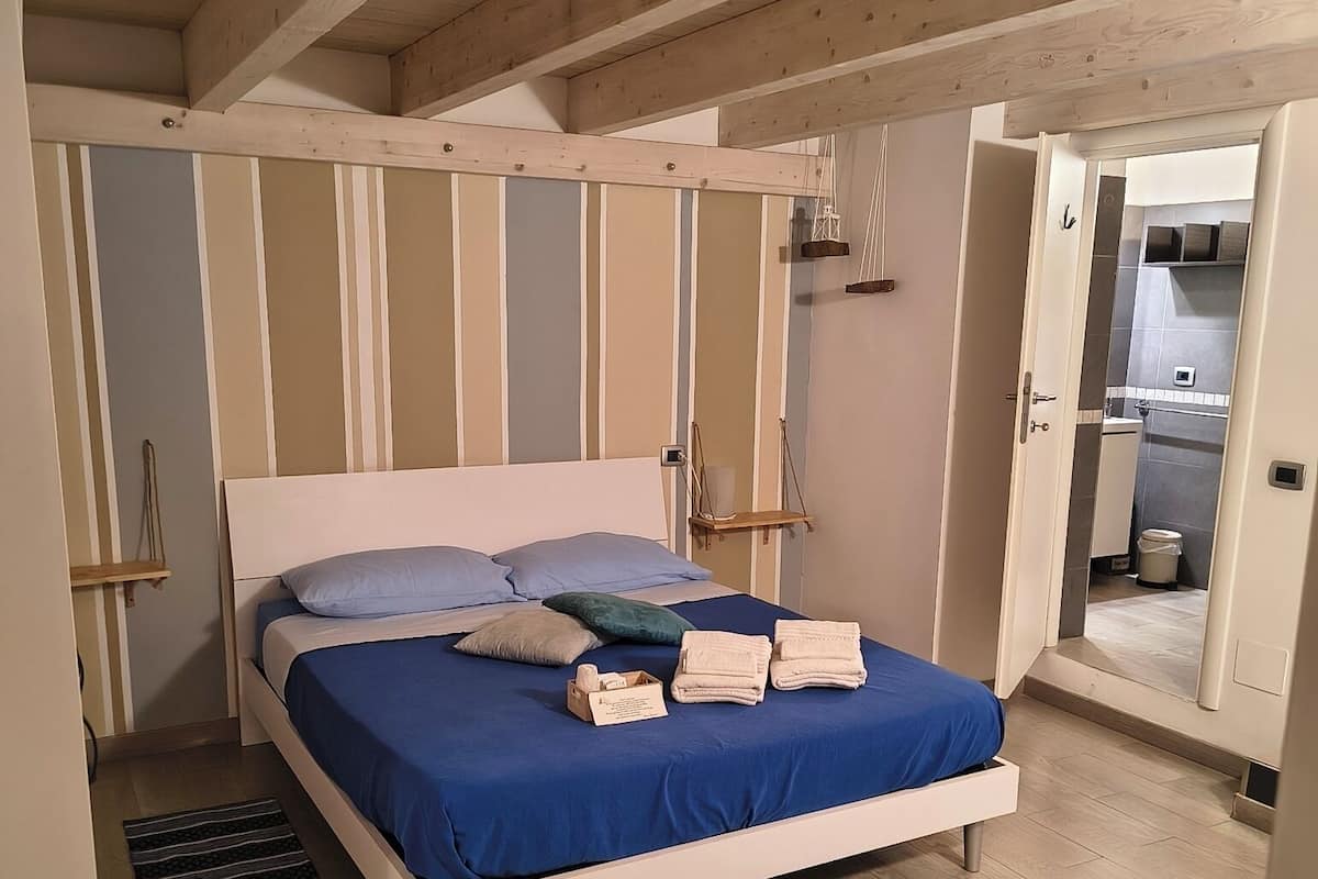 Chambre Familiale, salle de bains attenante, vue cour intérieure (Luna) | 2 chambres, couette en duvet d'oie, lits bébé (gratuits), Wi-Fi gratuit