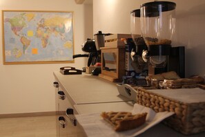 Fridge, microwave, toaster, cookware/dishes/utensils - Sesta Strada (Civitavecchia)