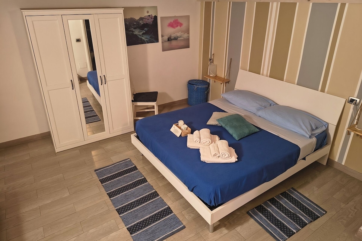 2 habitaciones, cubrecamas, cunas gratuitas y wifi gratis
