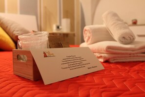 Deluxe Suite, Ensuite (Sole) | 2 bedrooms, down comforters, free cribs/infant beds, free WiFi - Sesta Strada (Civitavecchia)