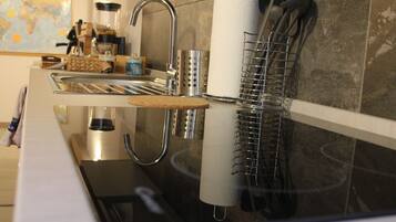 KĂŒhlschrank, Mikrowelle, Toaster, Kochgeschirr/Geschirr/Besteck