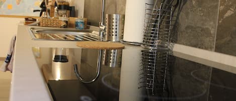 Een koelkast, een microgolfoven, een broodrooster