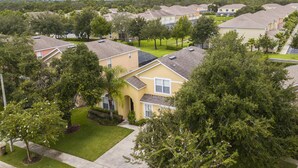 Zona residencial con varias casas, céspedes verdes y árboles.