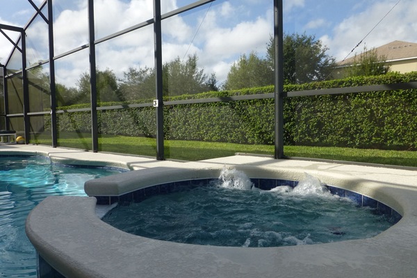 Una piscina al aire libre, una piscina climatizada