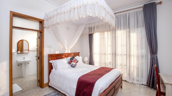 3 bedrooms, in-room safe, desk, laptop workspace